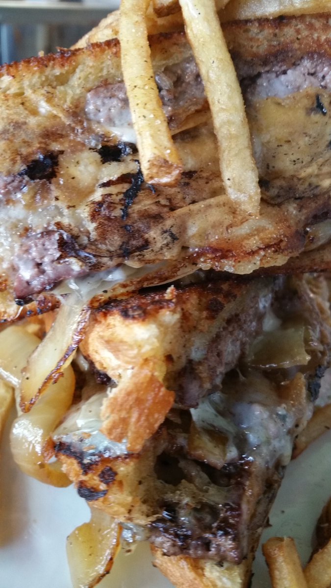 TrueFlavorsC's tweet photo. Double patty melt w/ carmilized onions and white cheddar https://t.co/KwMTl0gGZu