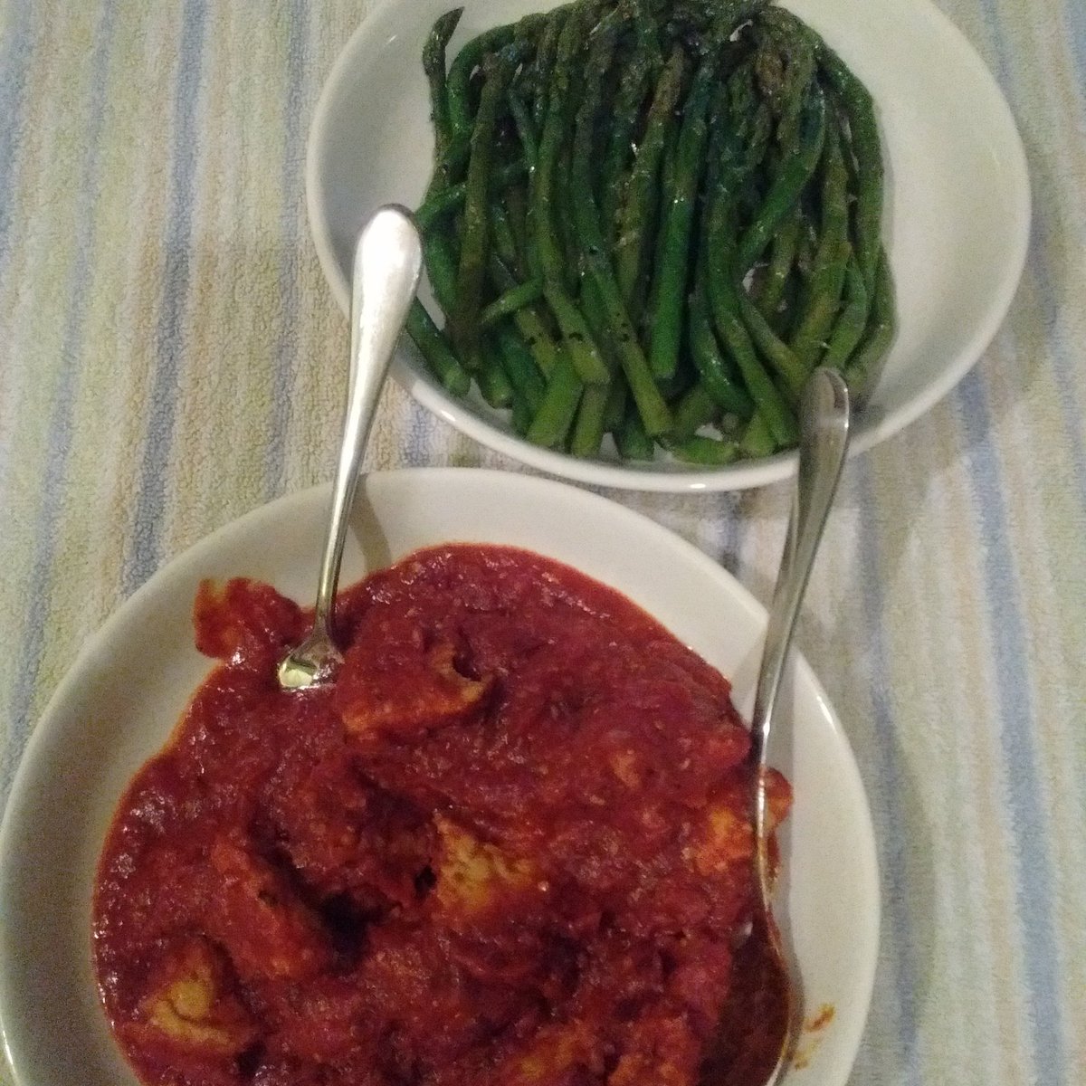 JennieJennie17's tweet photo. Lunch is served! 😃
#food #lunch @WoodstockFoods  #asparagus @QuornUS #ChiknCutlets @wildoats #TomatoSauce https://t.co/zZooC1xxTD