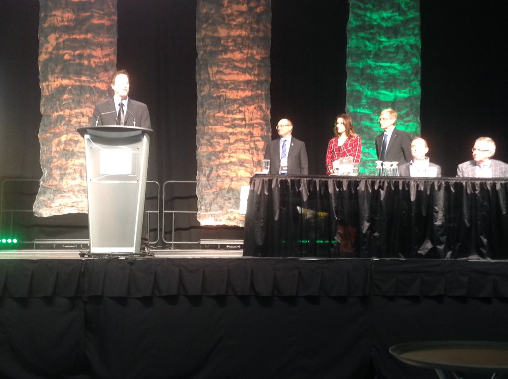 senatrstanford's tweet image. Kent Erickson @tek2541 thanking the staff and directors for their support of him chairing @albertawheat #FarmTech16