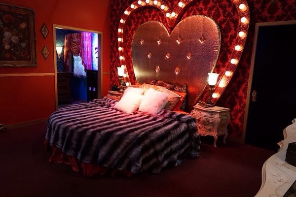 Комната влюбленных. Комната с сердечками. Комната влюбленных. Украшение спальни молодоженов. Спальня для влюбленных.