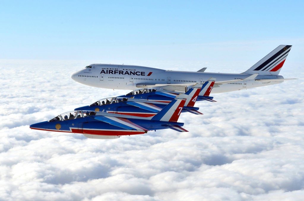 florachsa's tweet photo. Vol du B747 d'@airfrance aux côtés de la @PAFofficiel aujourd'hui. @AvgeeksFR @Armee_de_lair #B747 #avaddict ✈️ https://t.co/zURWOKDBSM