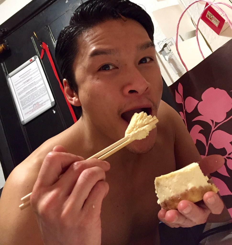 DressingRoom14's tweet image. Here at @DressingRoom14 we use chopsticks to enjoy @hummingbbakery #lemoncheesecake #nocrumbsleftbehind