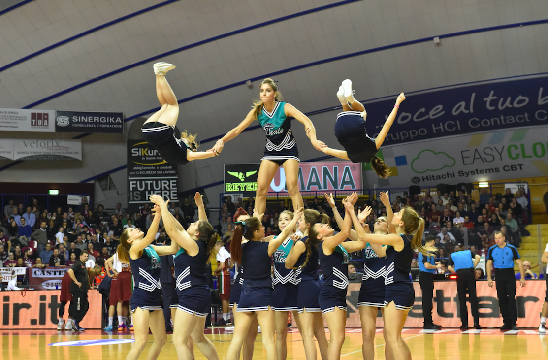 REYER1872's tweet photo. Che spettacolo al #Taliercio con le @TealsCheers!!! @Eurocup #Last32 #URVMHP https://t.co/LAOmxWzsb8