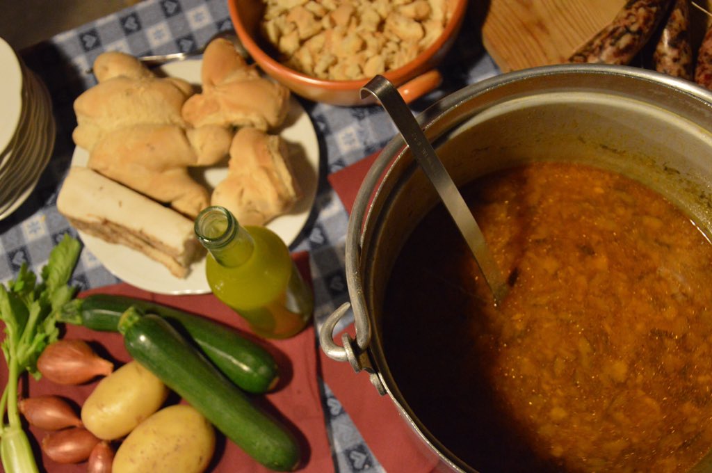 vieverditv's tweet photo. Un assaggio di #pamojo? Minestrone con soffritto di #pomodoro e #pane #biscotto di contrada: in air su @vieverditv https://t.co/24HlSKyTCY