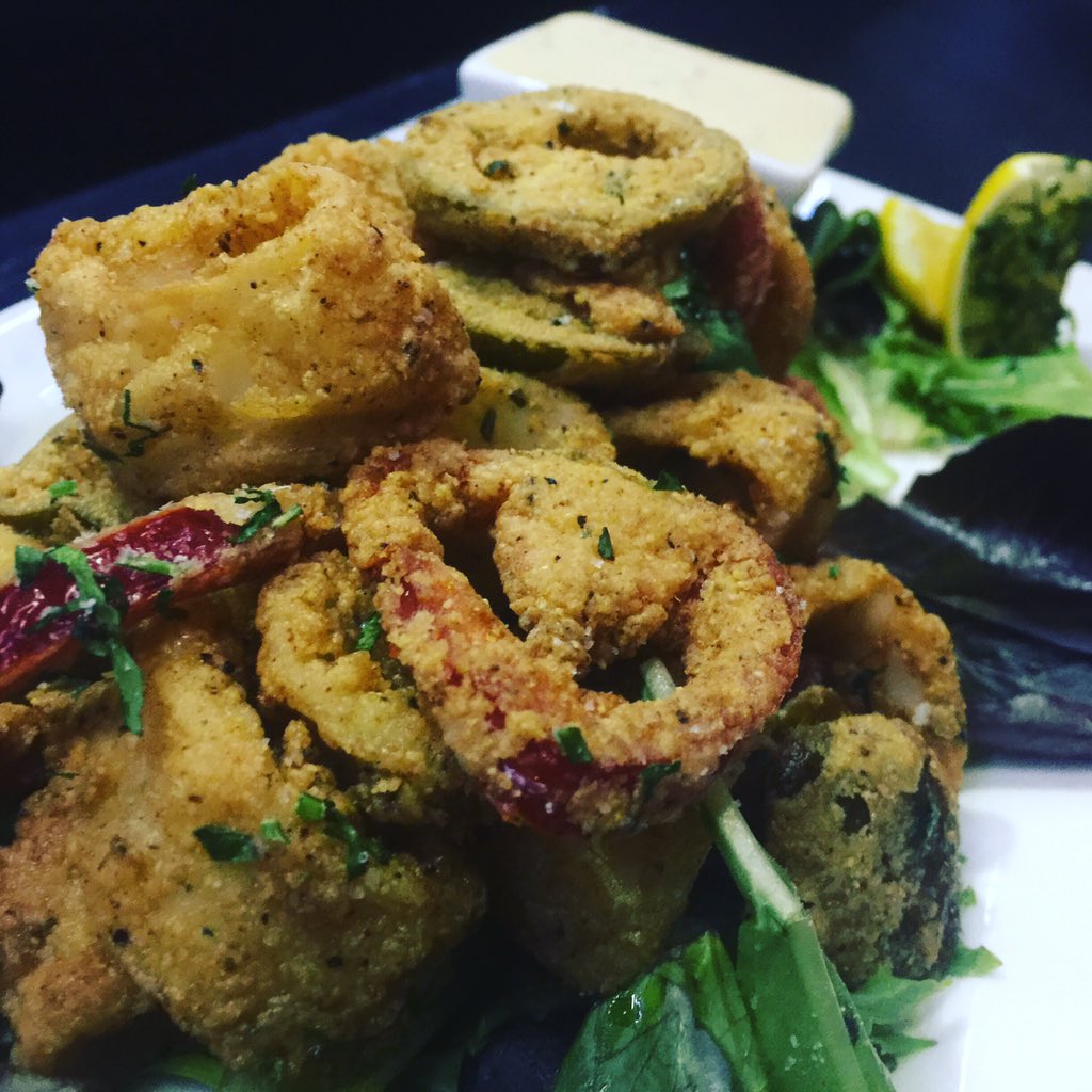 FieldHousePHL's tweet photo. Town Dock Calamari with hot cherry peppers and lemon garlic aioli. A must for #happyhour ππ» #fieldhousephilly https://t.co/oeMz3L7yul