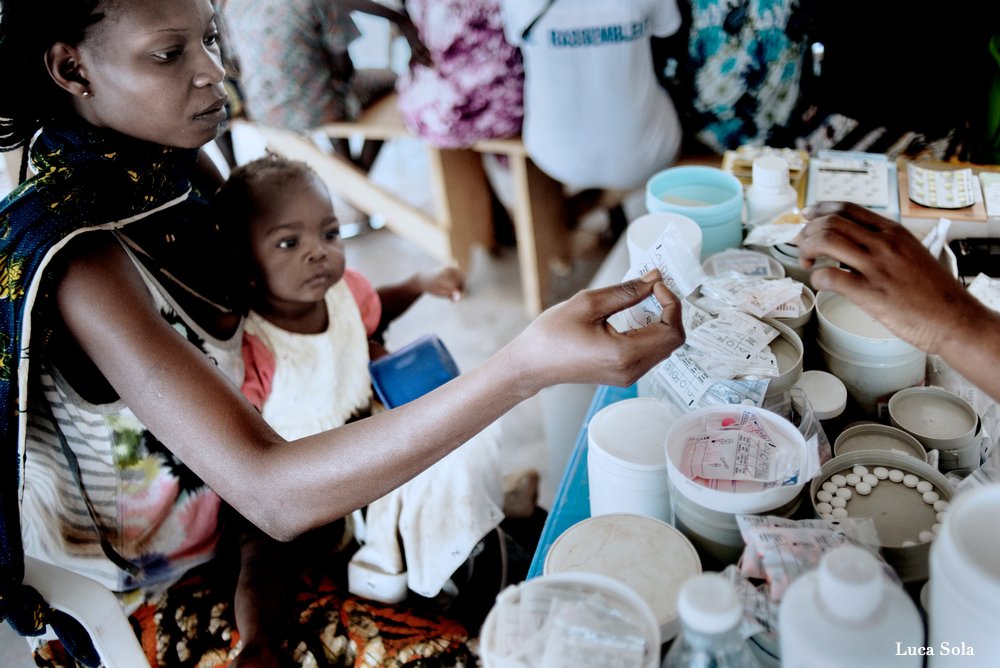 MSF_USA's tweet image. #CAR: MSF providing free health care, running mobile clinics in 5 camps around Bangui bit.ly/1Sc1p3T