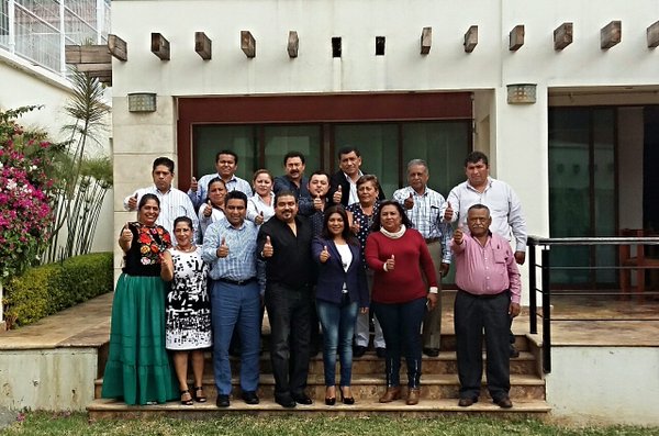 LocutorAlejo's tweet photo. Regidores Priístas y #CMPri de #Tehuantepec ,@Donovan_RG #Istmo @AvilesAlvares https://t.co/pwmczRBdJv https://t.co/C7dgm9EYiN