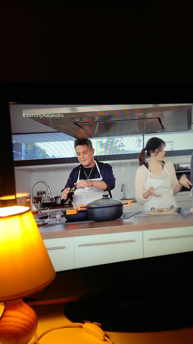 SanzeraGabby's tweet photo. @DespeinadaxSanz @AlejandroSanz CON UN CHEF COMO EL .. ME CAE QUE YO SI APRENDO A COCINAR #ChefAle https://t.co/XUY4r0d1Ai