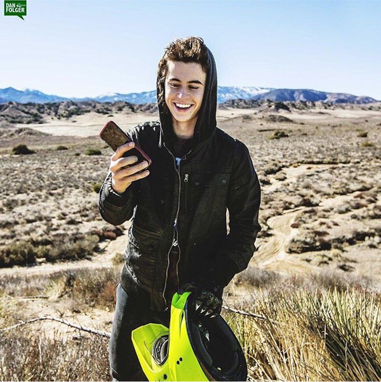 chezza_cn's tweet image. Your smile is the reasoning behind my happiness 😍 @Nashgrier #FaceTimeMeNash 😍😍❤️❤️❤️