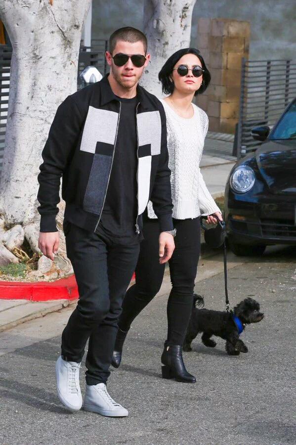 arthitchhiker's tweet photo. vem aqui os dois vamos conversar sobre limites LOVATICS NO PODER #DemiBestFans2016 https://t.co/YIGUHV3UNC