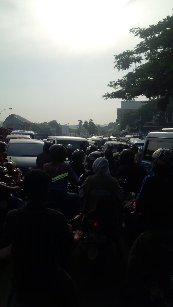 yayanmega01's tweet image. Informasi sampai saat ini arus jalur jonggol pas depan perumahan citra indah macet total kendaraan lumpuh