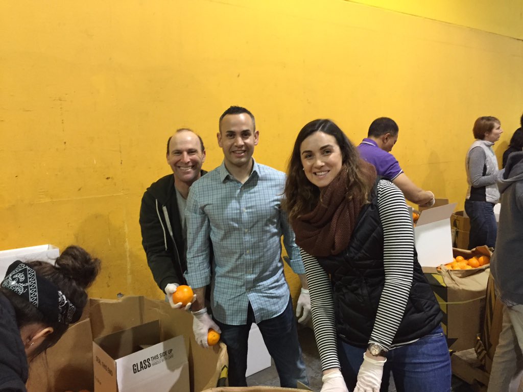 Mission_Ready's tweet photo. Our CA office helped box over 32,000 lbs. of fresh produce at the @SFMFoodBank this afternoon. #CSAgivesback https://t.co/TkYIageqCw
