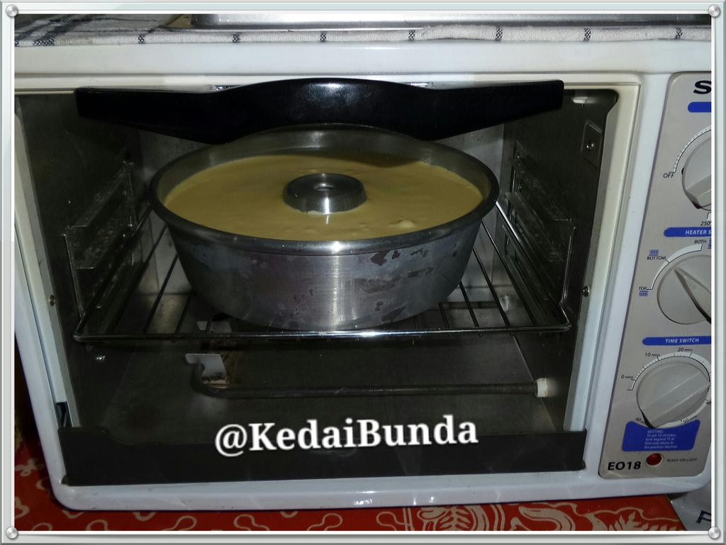 KedaiBunda's tweet photo. 03:45 dolanan mixer 😆
05:30 mateng! buat bekal yg brkt ke sekolah & kantor😙😍
#homemade
#OrangeSpongeCake 🍊🍰 https://t.co/MgIyL5nECz