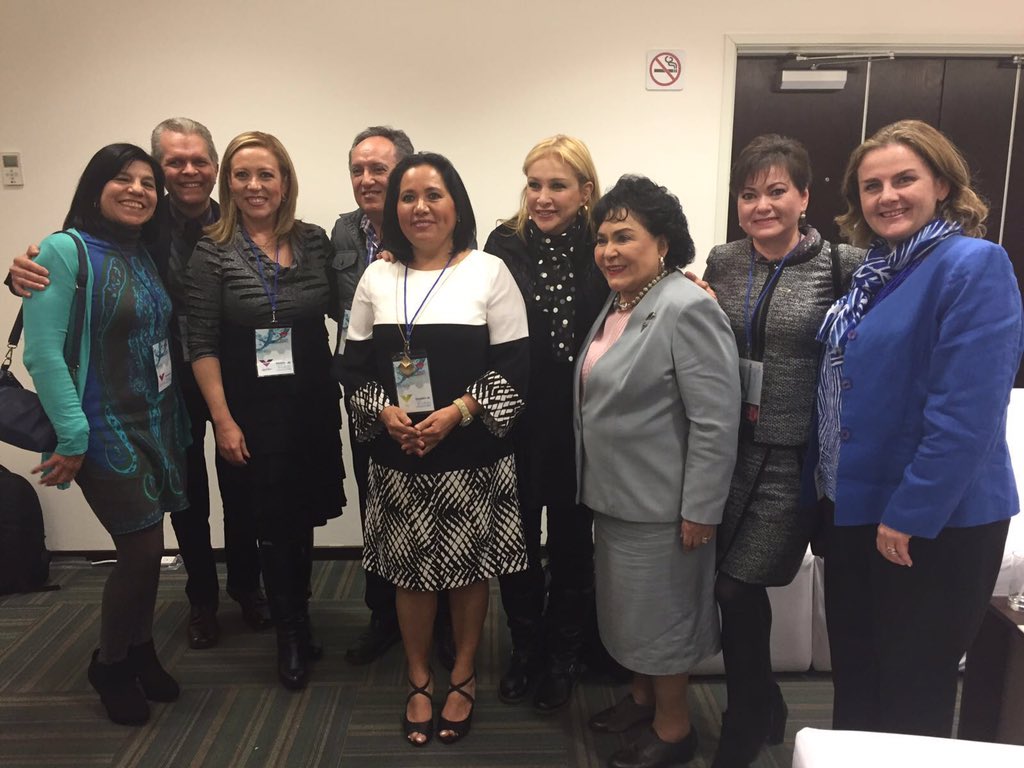 AMAEHMX's tweet photo. Gracias @CarmenSalinasLo por siempre apoyar nuestra causa con la Dra. Sandra Nieto del Angioedema Hereditario https://t.co/BLRyZf1InF