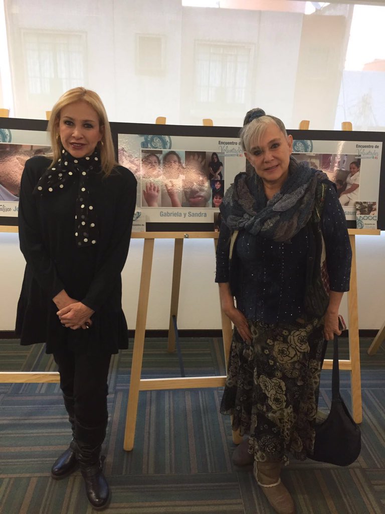 AMAEHMX's tweet photo. Gracias @CarmenSalinasLo por siempre apoyar nuestra causa con la Dra. Sandra Nieto del Angioedema Hereditario https://t.co/BLRyZf1InF