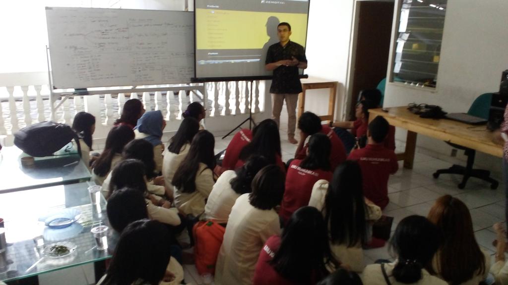 Ini dia kelompok kedua yang saat ini sedang melakukan kunjungan ke <a href="/remotivi/">Remotivi</a> 
#SP2016