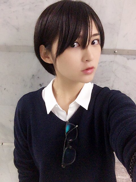 鈴木咲 No Twitter 髪がもっさりしてきたので切りにきました 前髪は切ろうかこのまま流そうか悩み中 後ろ切って貰ってからバランス見て考えようかな ショートカット T Co V0ylqw6nke