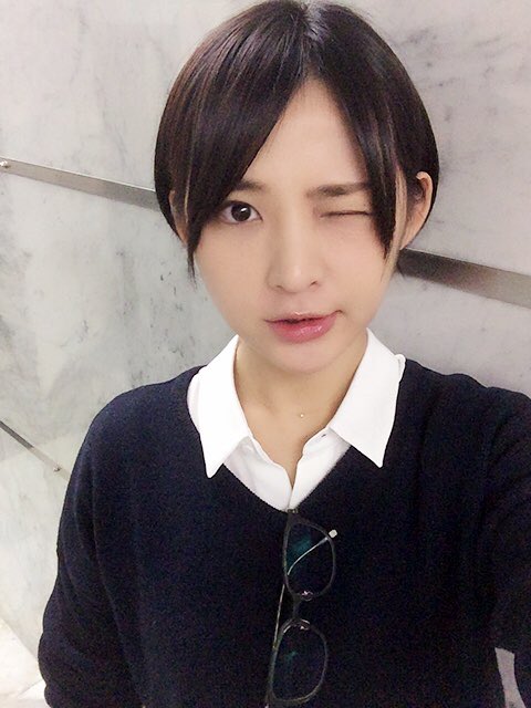 鈴木咲 No Twitter 髪がもっさりしてきたので切りにきました 前髪は切ろうかこのまま流そうか悩み中 後ろ切って貰ってからバランス見て考えようかな ショートカット T Co V0ylqw6nke