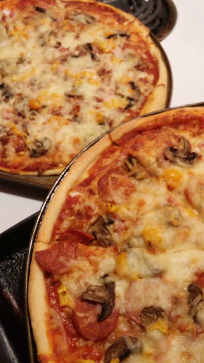 BarbaraBierman's tweet image. Homemade pizza during exam week. How are there so many leftovers?? #StudyPower