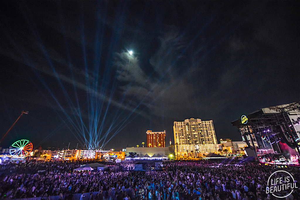 lifeisbeautiful's tweet photo. "We gon' be alright!" –@kendricklamar 👍 #LifeIsBeautiful2015 #WideAwakeWednesday https://t.co/CmzyMWITBN
