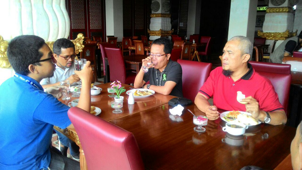ceceptr's tweet photo. Makan bareng #workshop2016jakut https://t.co/42zvShuauQ