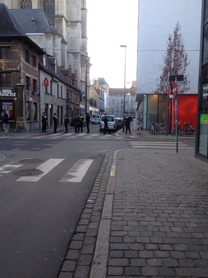 Bommelding UA. Studenten geëvacueerd. #atvnieuws