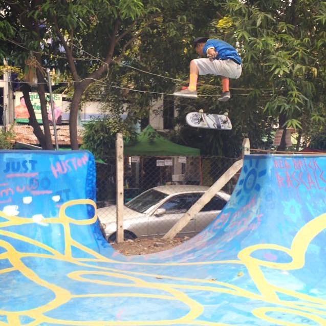 pushingmyanmar's tweet photo. Local skater Htet Myat, age 15, kickflip off the deck to flat 📷: Arkar Bo #PushingMyanmar https://t.co/tM3Qp6zcmT https://t.co/526sBFlOB0