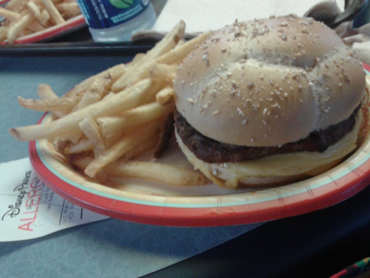 soldeenis's tweet image. Esto también #DisneyConFuntime