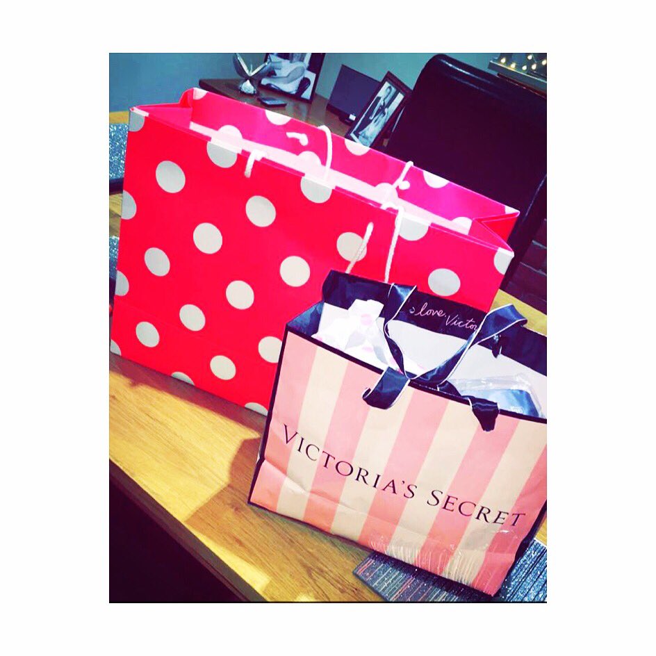 KerryyLin's tweet image. Slightly in love and obsession with @VictoriasSecret 🛍💕