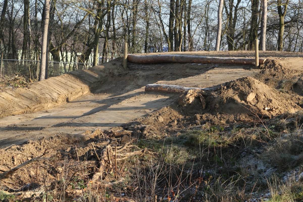 PaeThijssen's tweet photo. Nieuwe uitdaging op het MTB parkoers in Venlo #Drop_off https://t.co/pgOTPjK32G