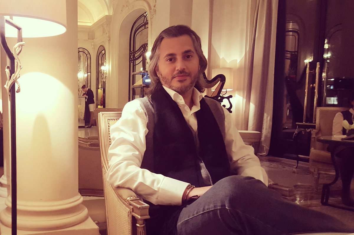 hythamjamjoom's tweet photo. #hythamjamjoom #drjamjoom #هيثم_جمجوم #pfw #fashion #beauty#paris https://t.co/hhHEKpo31Y