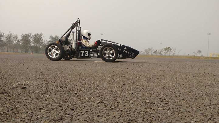 JKTyreRacing's tweet photo. Endurance test is on @BuddhIntCircuit! #JKFormulaStudent #FSI2016 https://t.co/Ko55VNYubZ