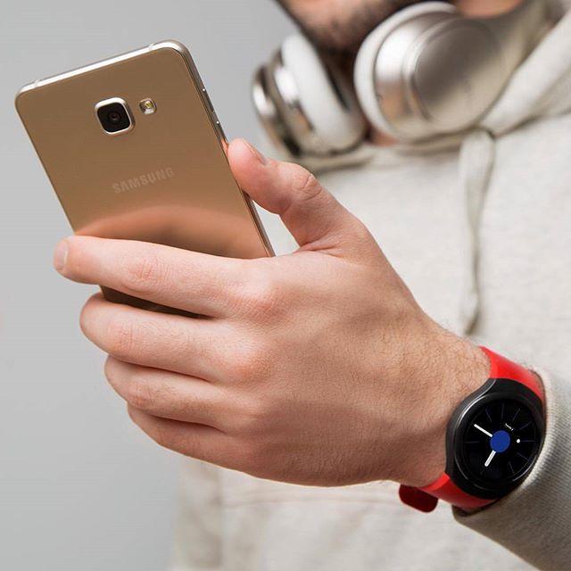 SamsungMobileSA's tweet image. Even better together! The #GearS2, #GalaxyNote5 and #LevelOver headphones. spr.ly/6018BZ6lj.