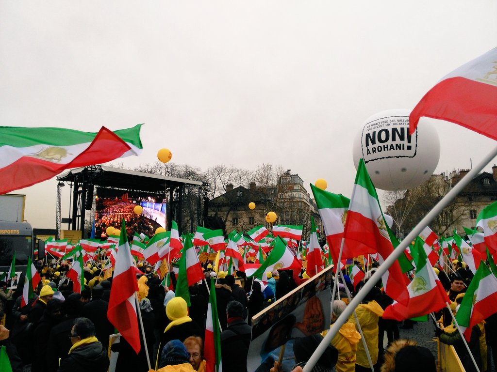 #StopExecutionsIran Une foule immense ds #Paris ! Vive la résistance du peuple iranien contre le fascisme religieux.