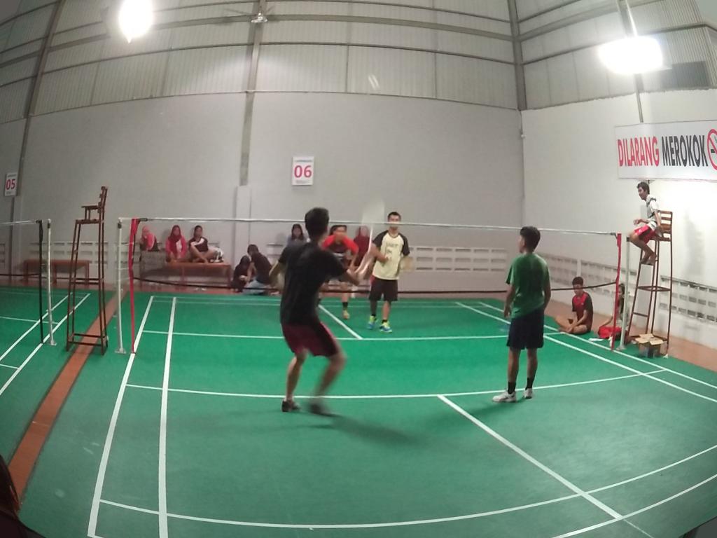 Aktimasi2016's tweet photo. Suasana pertandingan bulu tangkis desintegrator vs theobromine https://t.co/Bc1D8SLE3W