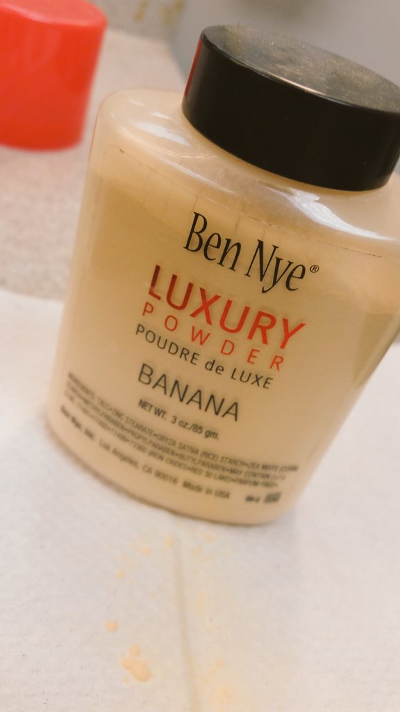 NicoleKoglinMKE's tweet photo. Thanks to @childpleeze, this is now a staple in many of our makeup bags.  Conquer contouring today on @realmilwaukee https://t.co/q3vUnLrBhG