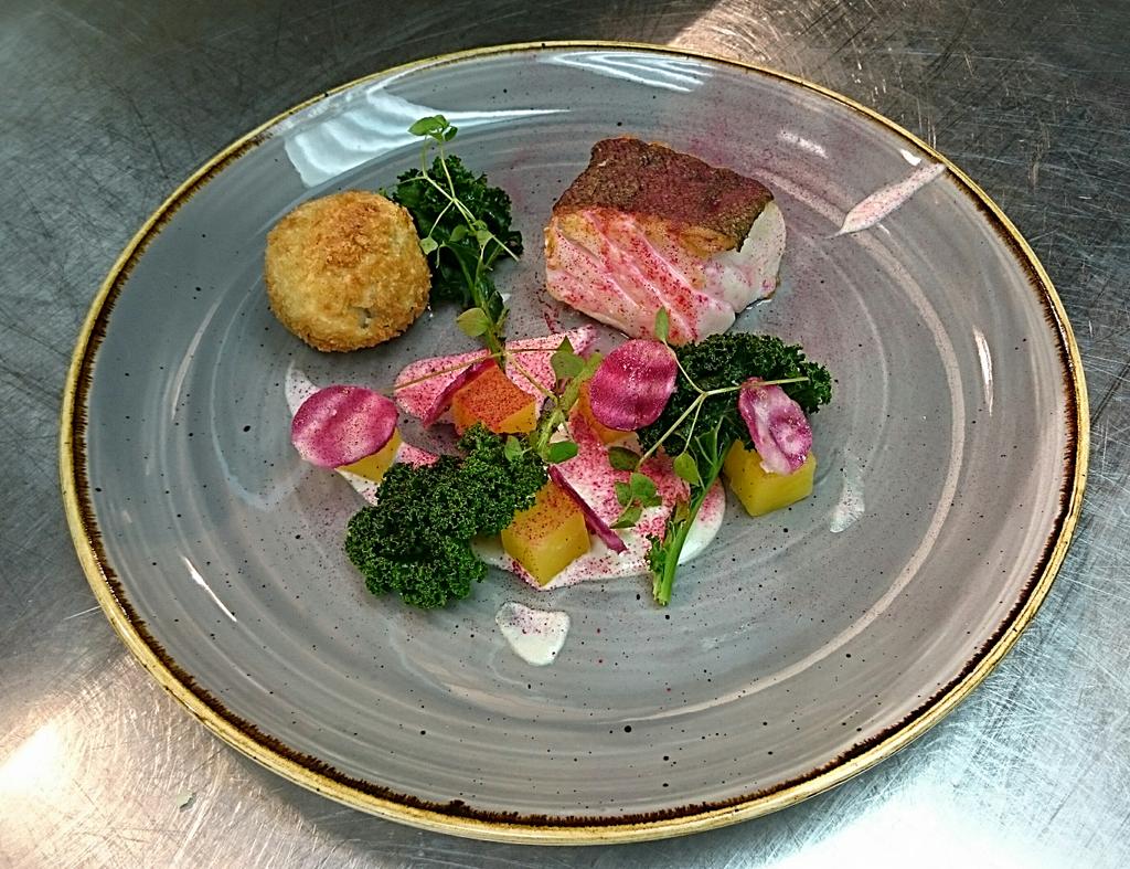 jamiecolemanuk's tweet image. Skeri cod from @Kingfisher_BXM with beetroot, kale, almond purre #foodporrn @babyfacedez @SauntonSandsHot