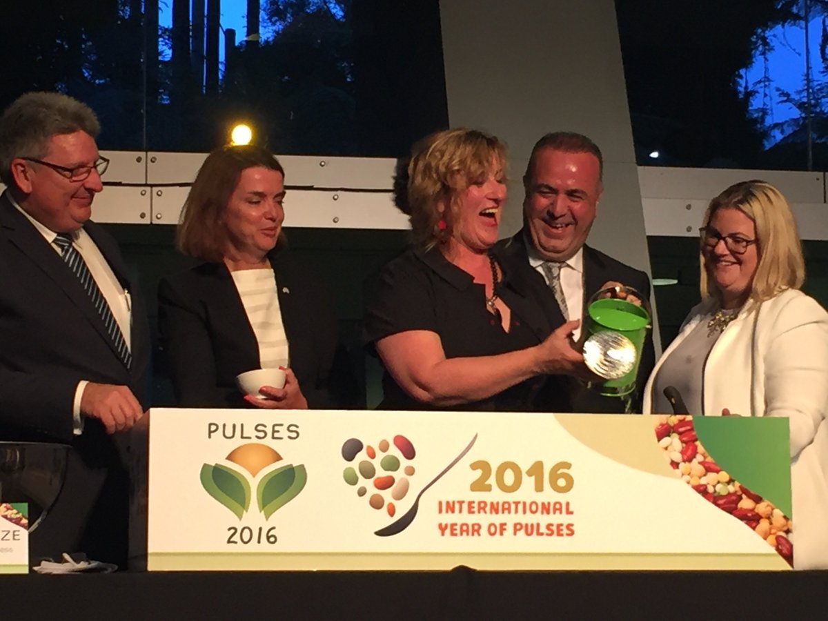 GrainsLegumesNC's tweet image. Planting a chickpea for the future of food #AusIYP16 #LovePulses