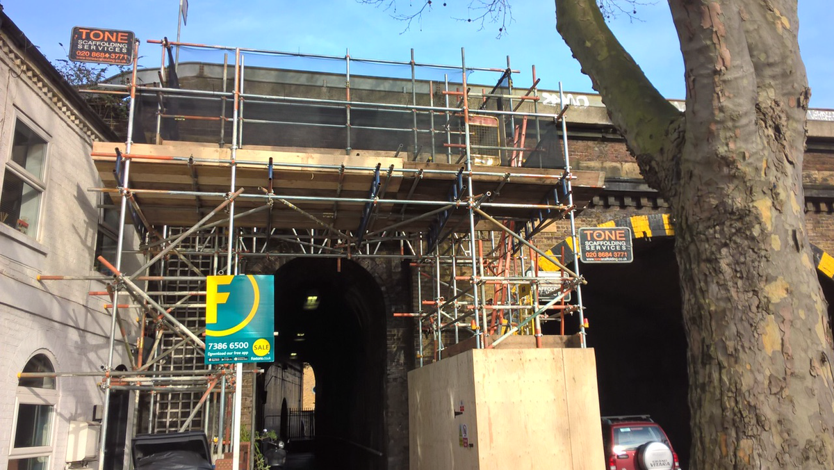 CDC_Demolition's tweet photo. Scaffolding up and demolition of parapet started #BBRail #ClarkeDemolition #LundyProjects https://t.co/FUjjh0ZGxz