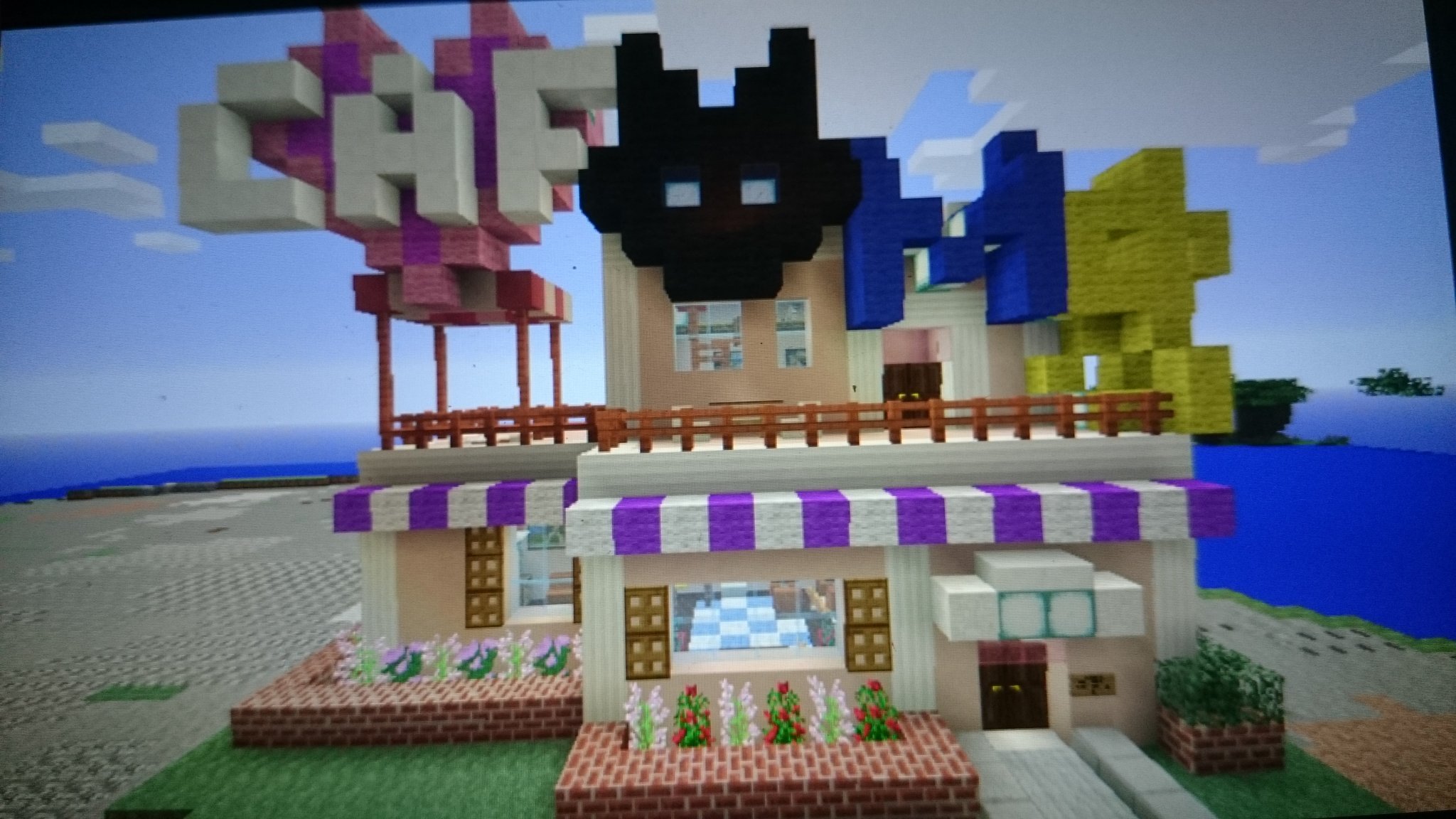 Yaon は 11月18日が待ち遠しい 님의 트위터 マイクラお題その3 猫カフェ 外装 落ち着いた雰囲気にしようと思ってスタートしたけど どうも何の建物か分からなくなって方向転換 看板ド派手に 笑 ブロックで文字作るの難しいけど楽しい 周りの景色は埋め立てて今