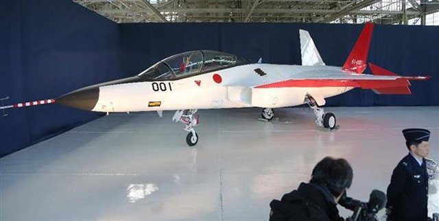 اليابان تكشف عن مقاتلتها الشبحية الأولى CZzMShdWYAAWKfL