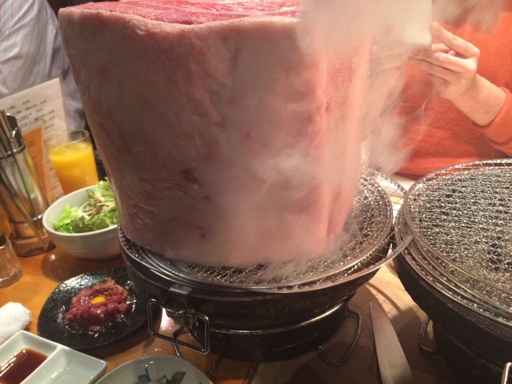 に く とんでもない大きさの肉塊を焼く焼肉屋さんのツイートが肉肉しすぎてヤバい Togetter に く とんでもない大きさの肉塊を焼く焼肉屋さんのツイートが肉肉しすぎてヤバい Togetter