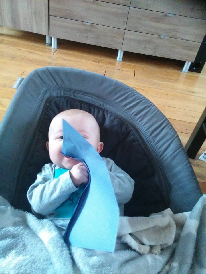 PSLucia's tweet image. Kleinzoon neemt wel heel intens afscheid van de #blauweenvelop #belastingsdienst #afscheid. #Nieuwegeneratie