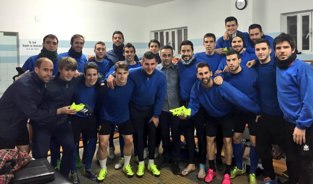 <a href="/saiz_antonio/">Antonio Saiz</a> visitó en la tarde de ayer con carácter rutinario a los futbolistas de <a href="/cd_izarra/">CD Izarra</a> en su vestuario #AFE