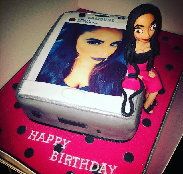 Shareenyp's tweet photo. Check this out !!Selfie Cake Order #birthdays #selfie #Mamascustomcakes @kuskus1 @Kingston02Karen @itsabakingthing https://t.co/NAH1im46i6