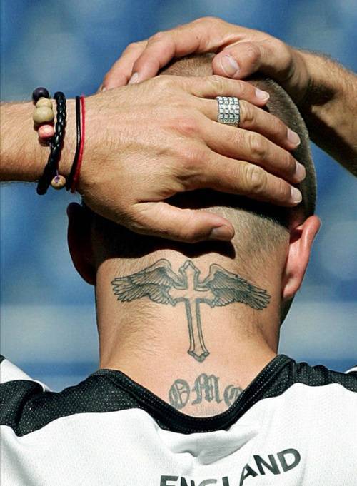 Tatuajes de Fútbol on X: "https://t.co/zvuXF1vuDT David Beckham · El tatuaje de una cruz con dos alas situado en la nuca de David Beckham. D… https://t.co/VbUUIZEUgN" / X