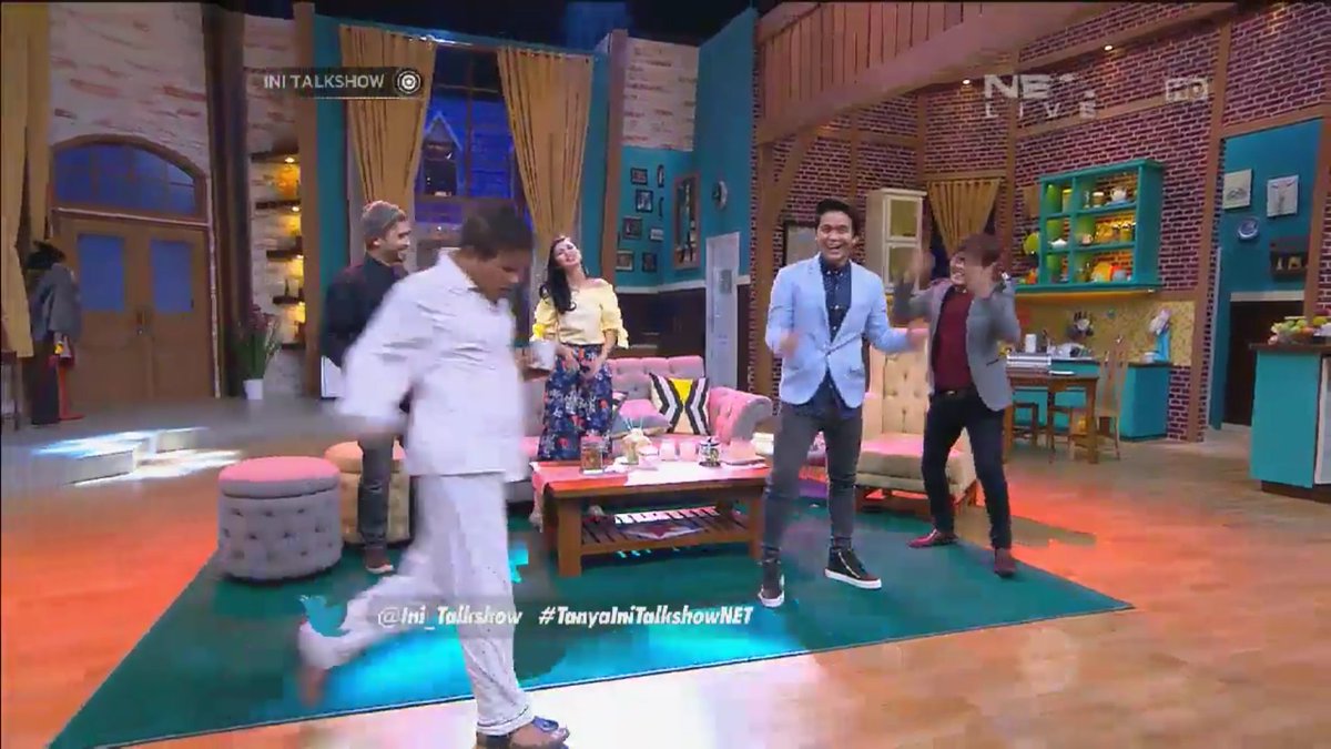 Duosolpet's tweet photo. Lagu bantrex seruuu banget hehee @Ini_Talkshow @aingsaswi @newsuleprikitiw  #TanyaIniTalkshowNET https://t.co/uEFRRDjEgO