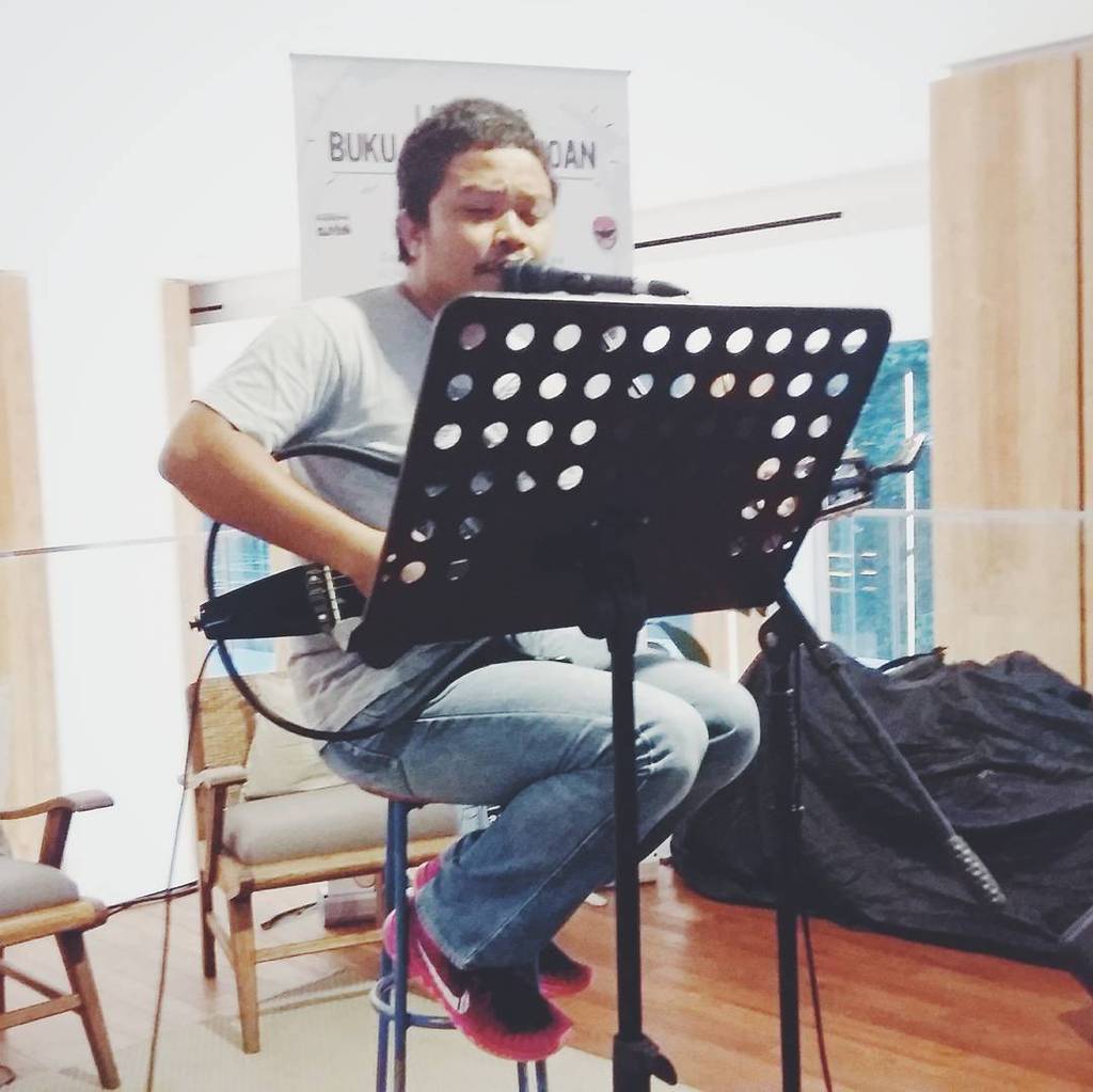 Generasi90an's tweet photo. Akustikan bersama Mas Is (Payung Teduh) di  Launching Buku Generasi 90an "Anak Kemaren Sore" di Nala Coffee. https://t.co/9uqF7NHnmV