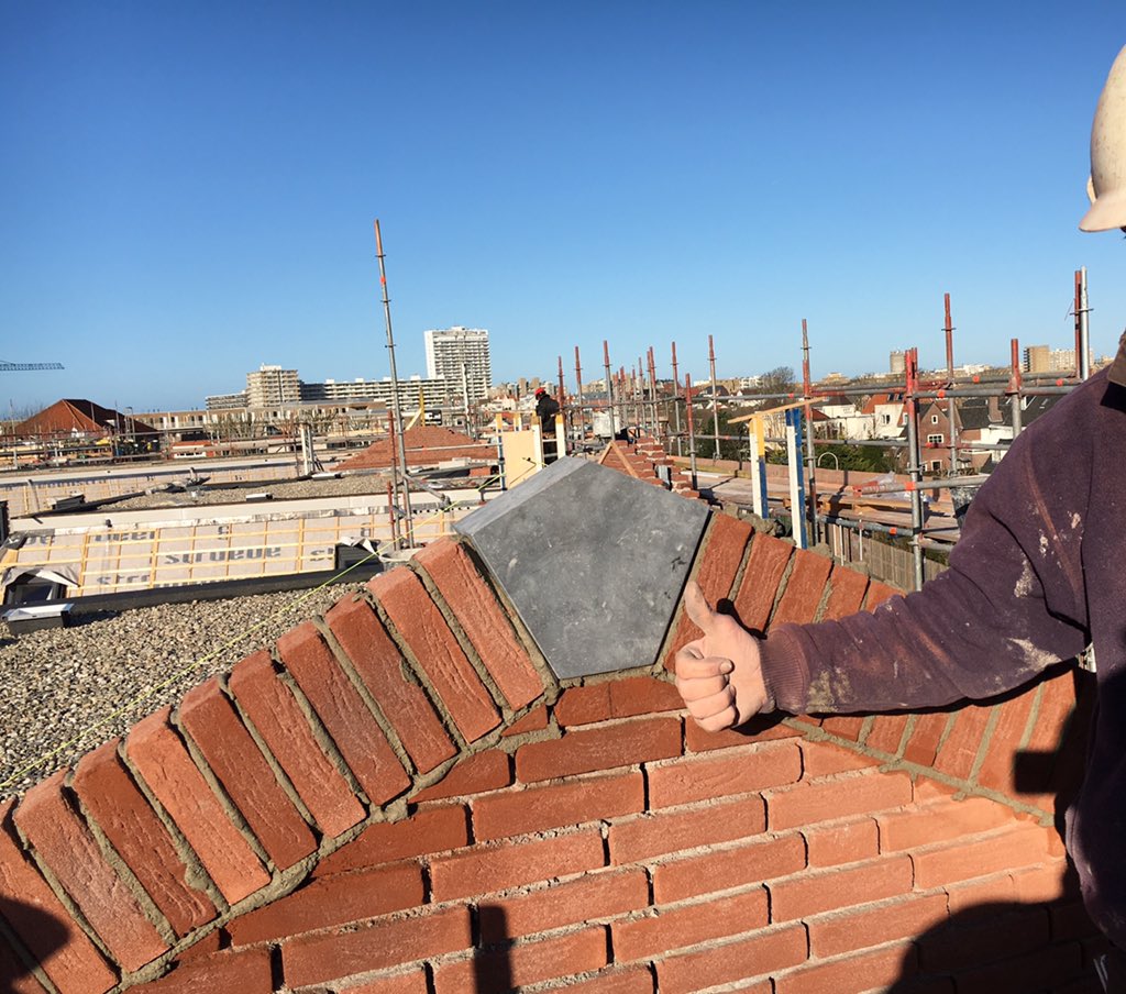 LvanRijn's tweet photo. @KBMGroep @BouwKlik @ Vandaag het hoogste punt bereikt🎉 22 woningen Prinsessepark Zandvoort 🎈🎈 https://t.co/Lv3mK5U6tH