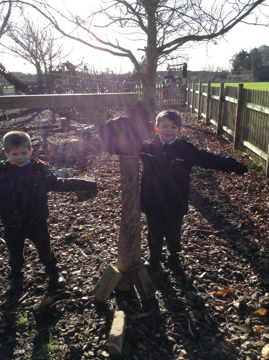 HPAForestSchool's tweet photo. Andy Goldsworthy inspired art in nature at @forestschool today. #inspired #imagination #outdoorclassroom #nature https://t.co/DnT4vaDKB7